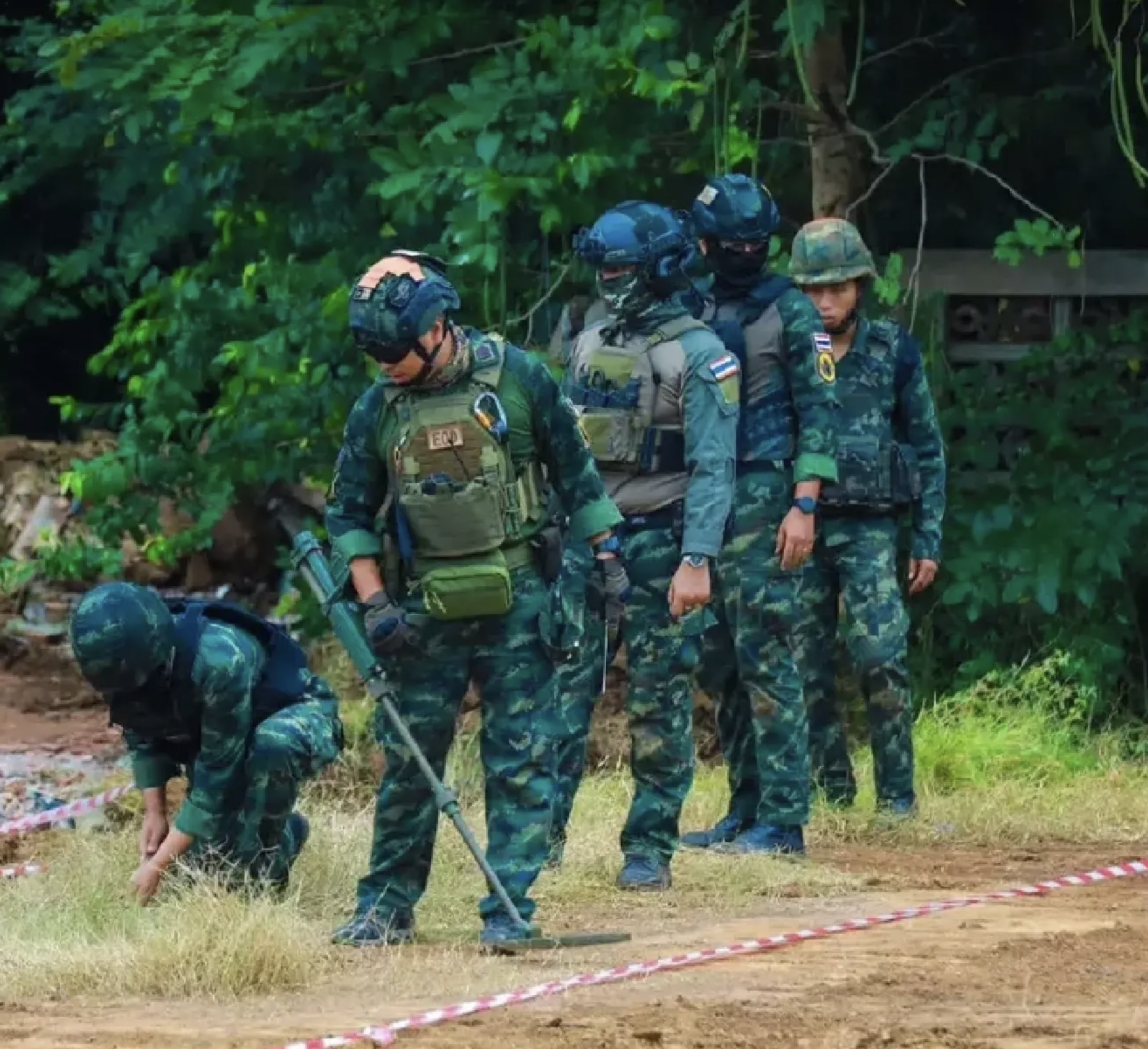 Thai Troops looking for Mines