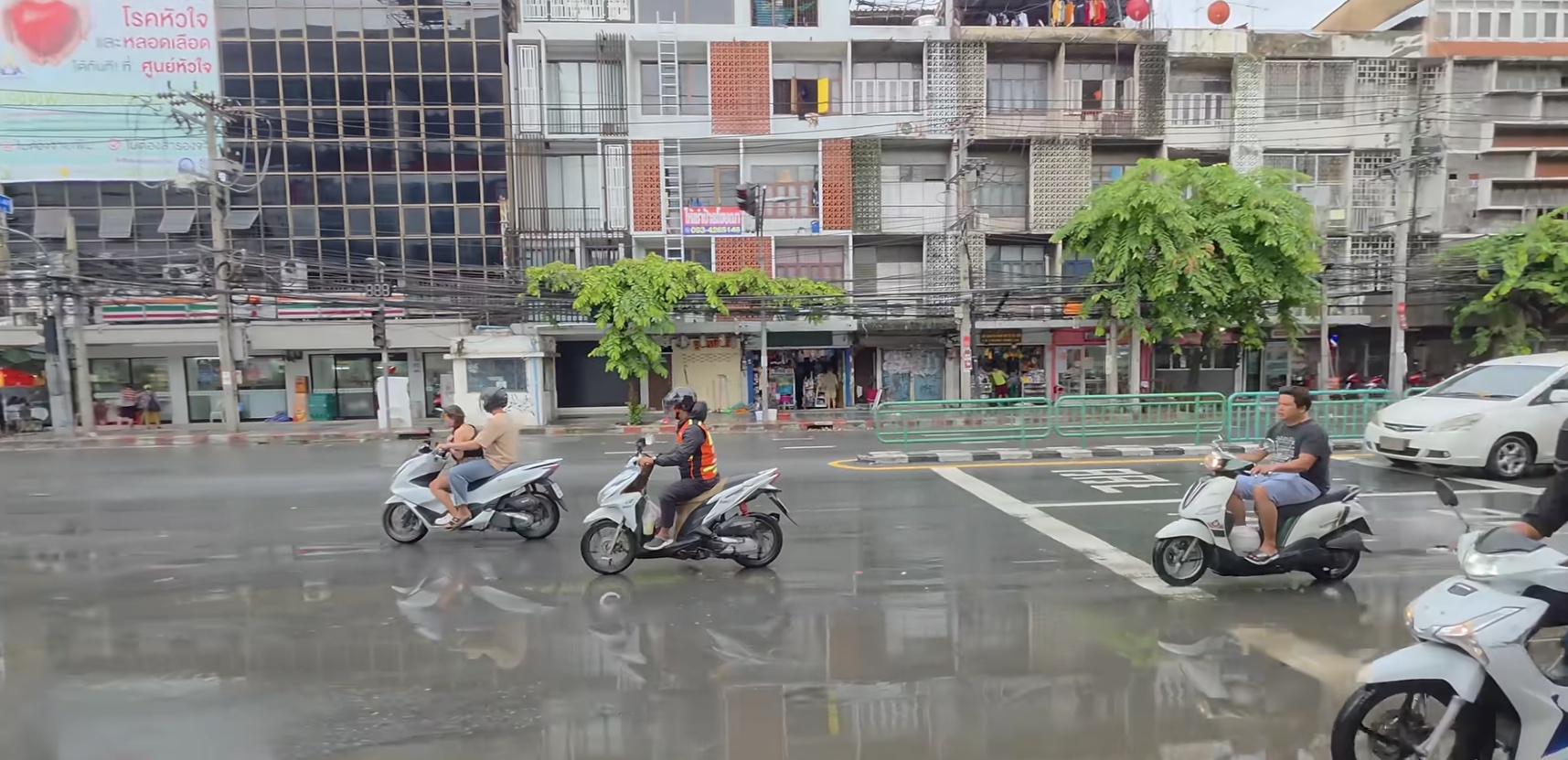 Bangkok is dealing with serious flooding, but central tourist areas remain largely operational. Here’s what’s happening and what it means for hotels, travellers and Thailand’s tourism industry.