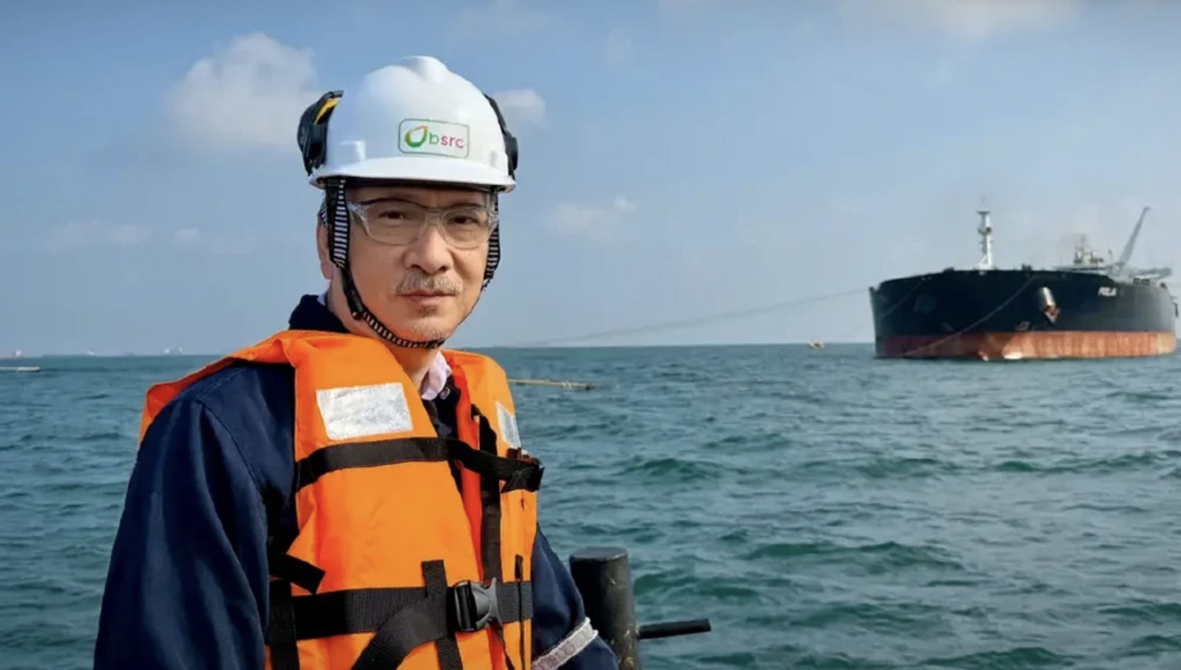 Oil prices fall sharply below $100 as a ceasefire deal raises hopes of reopening the Strait of Hormuz, while Thailand’s Bangchak refinery receives a major crude shipment without disruption.