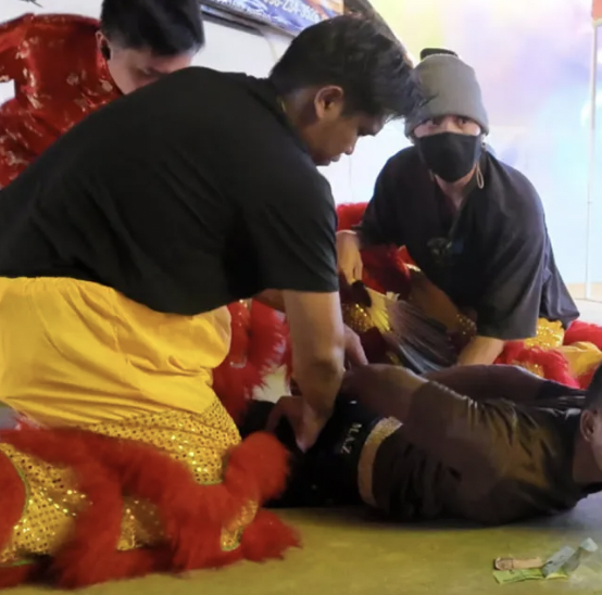 Thai police disguised in Dragon to Arrest Theif